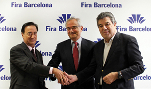 De izquierda a derecha, Santi Torras, presidente de STS Beauty Barcelona , Miguel Fuertes, director de Salones Externos de Fira de Barcelona, Carlos Rodríguez , presidente de Cosmobelleza
